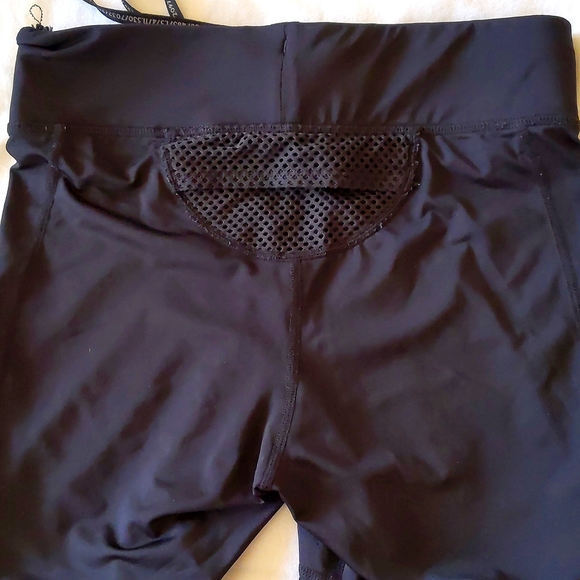 NWOT. H&M Woman's workout pants. - Picture 5 of 8